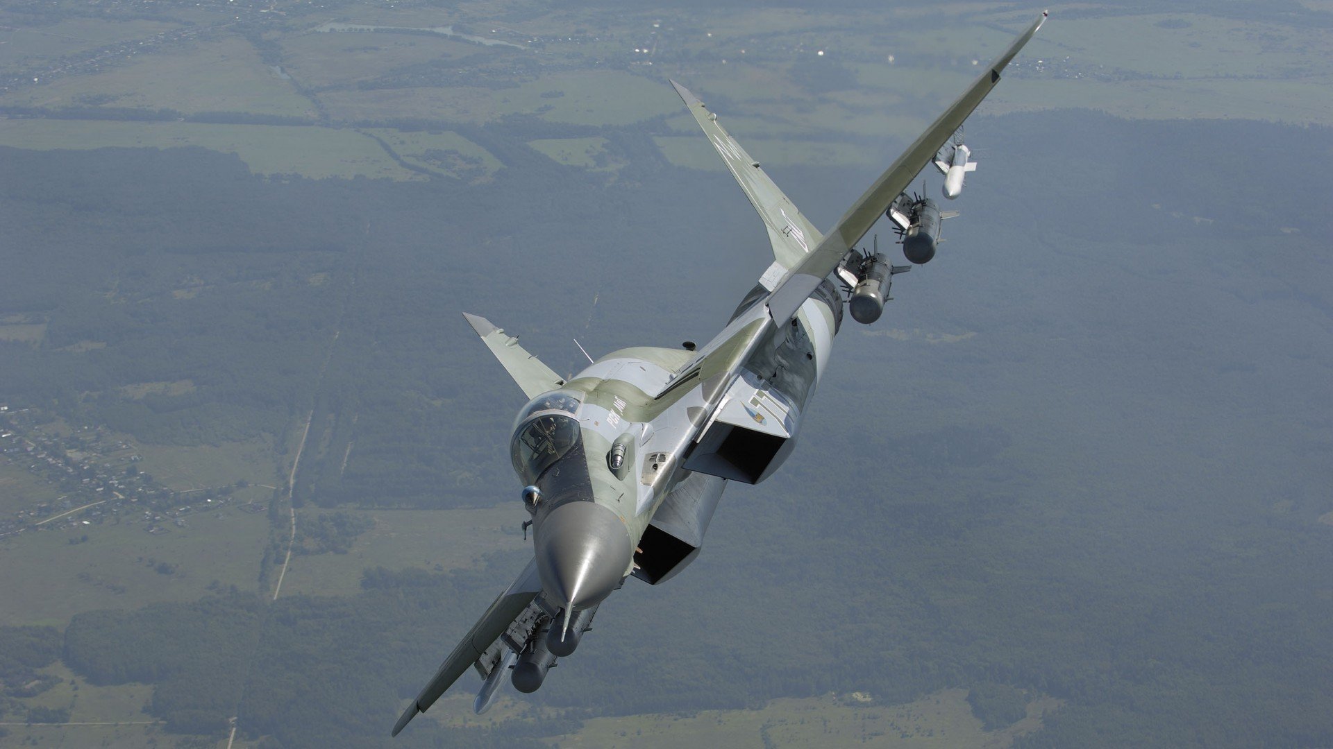 黄蜂在主场提升反击效率球迷反应热烈，黄蜂的足球